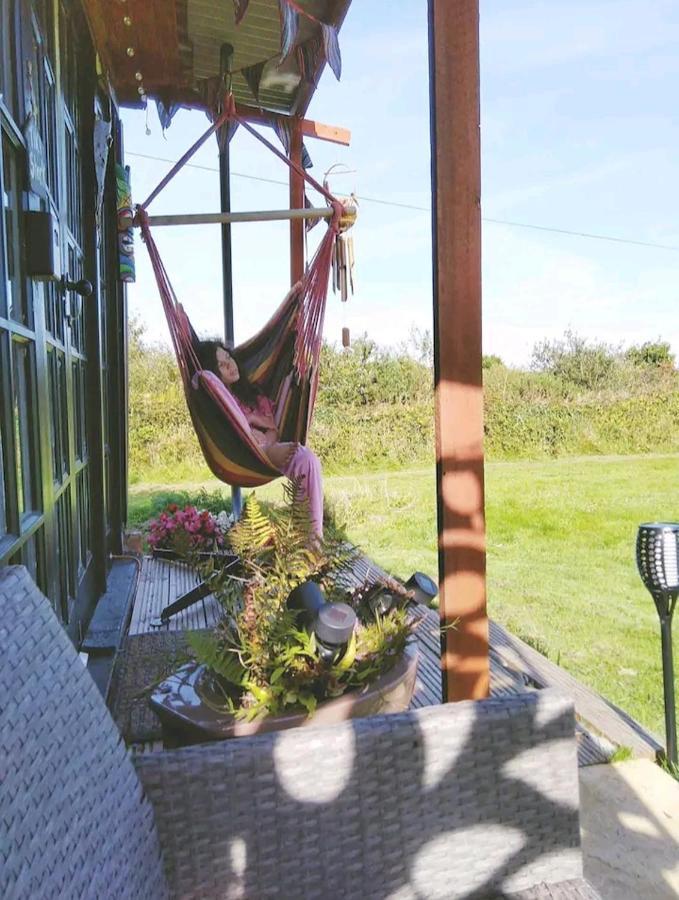 Treguth Glamping Unique Experience - Themed Huts Hotel Saint Day Ngoại thất bức ảnh